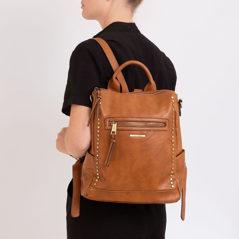 Mochila Enfeites Tachas Caramelo - Constance Calçados