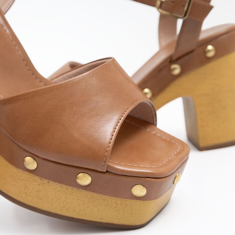 Sandália Clog Caramelo Meia Pata Tachas - Constance Calçados