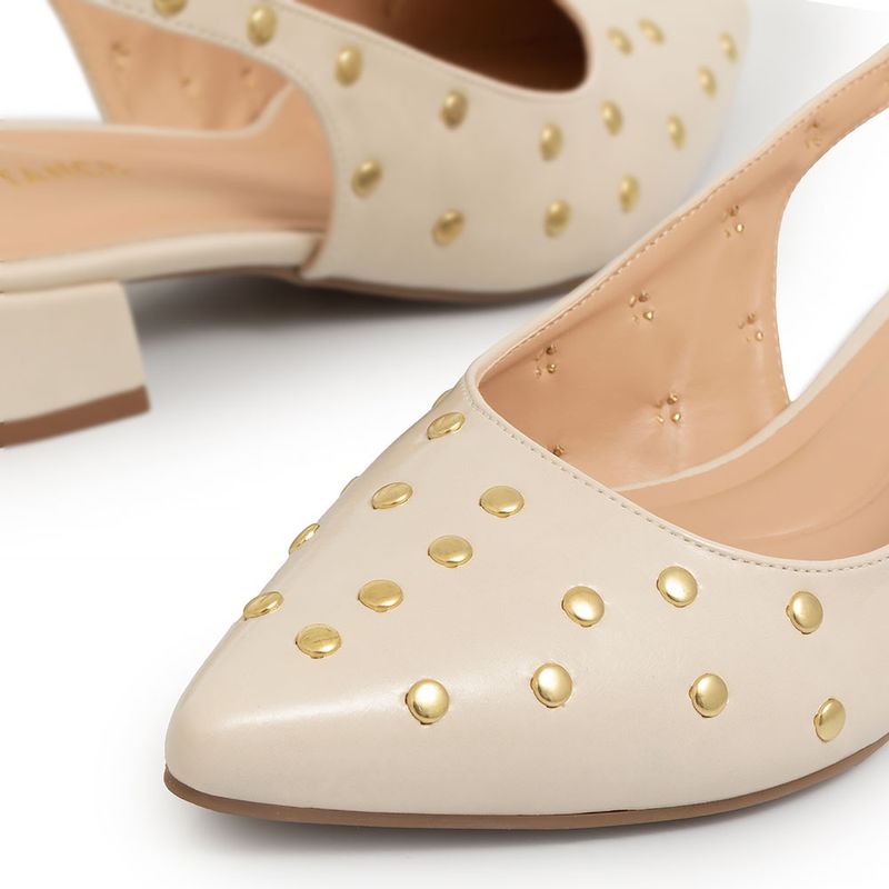 Scarpin Slingback Off White Tachas - Constance Calçados